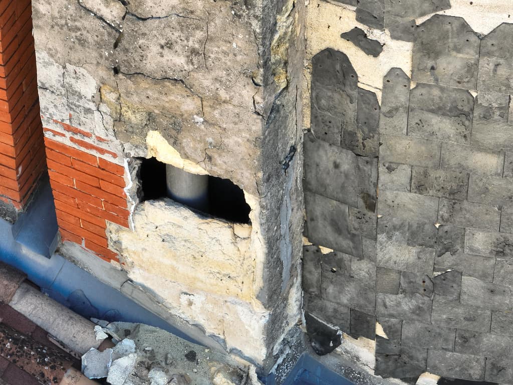 Détail au zoom d’une souche de cheminée dégradée lors d’une inspection par drone