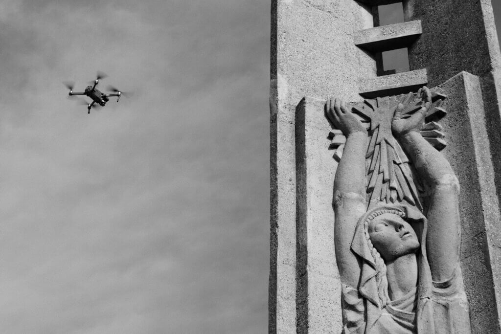 Drone professionnel en vol, utilisé dans le cadre d’une mission réglementée