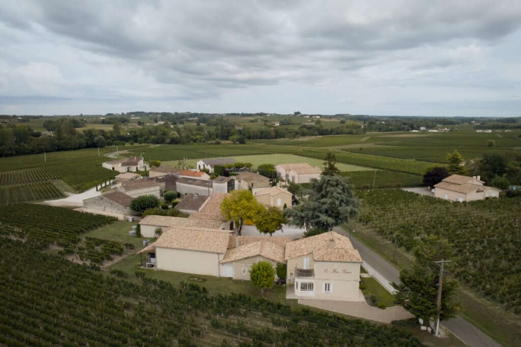 Vue aérienne par drone d’un vignoble de Saint-Émilion en Gironde