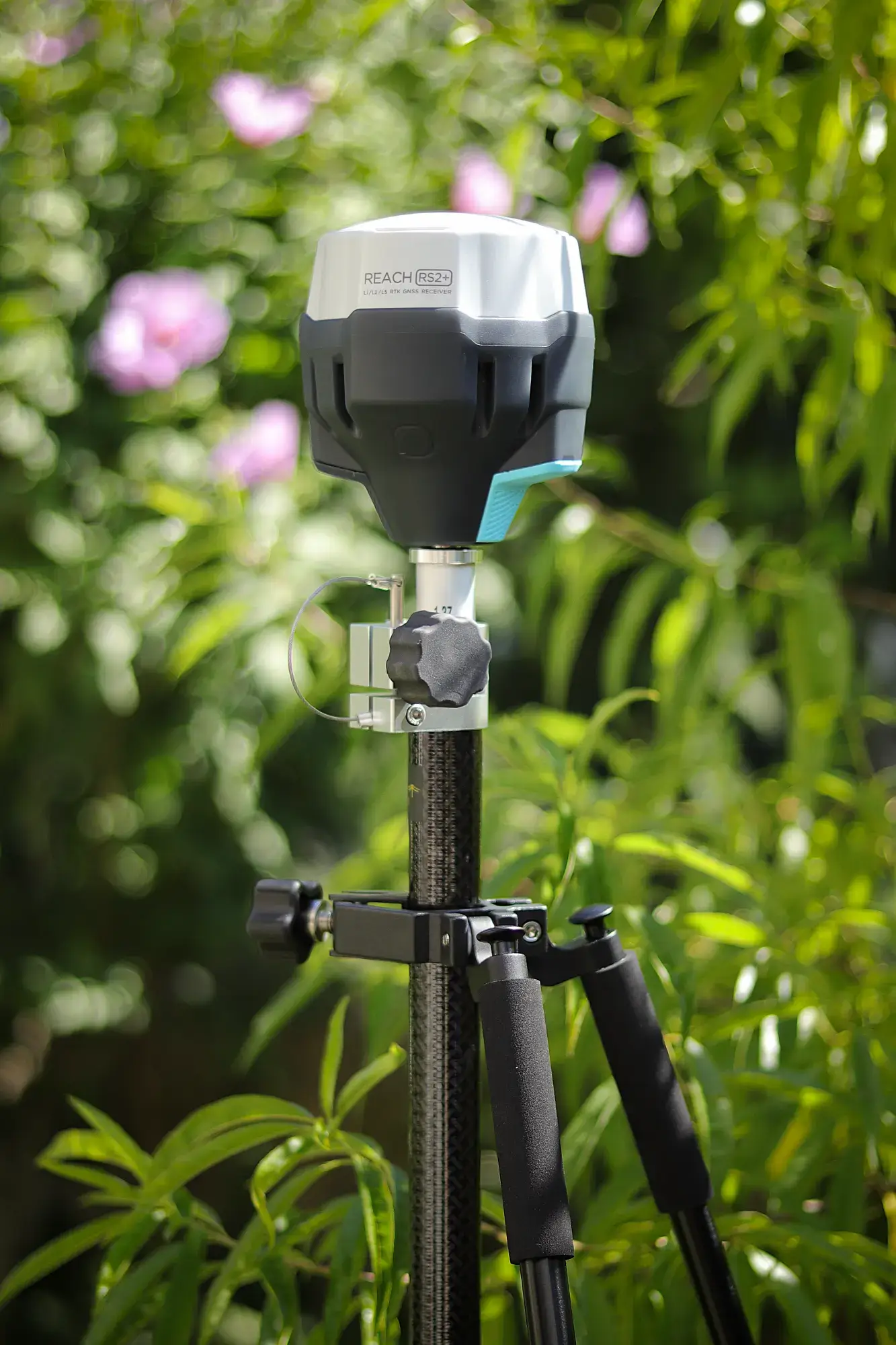 Récepteur GNSS RTK sur canne, utilisé pour géoréférencer un relevé par drone professionnel