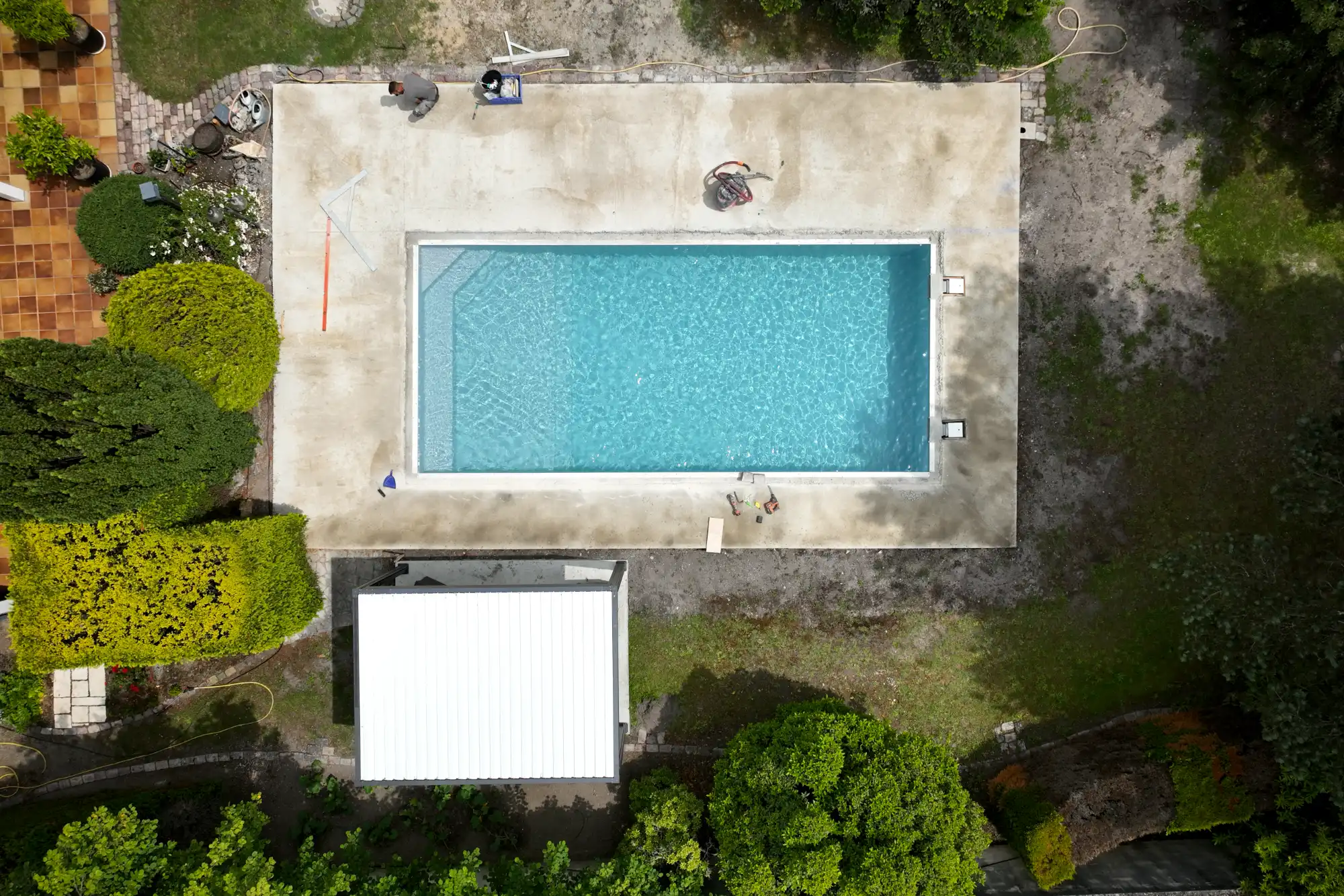 Vue aérienne par drone d’un chantier de piscine en cours de réalisation