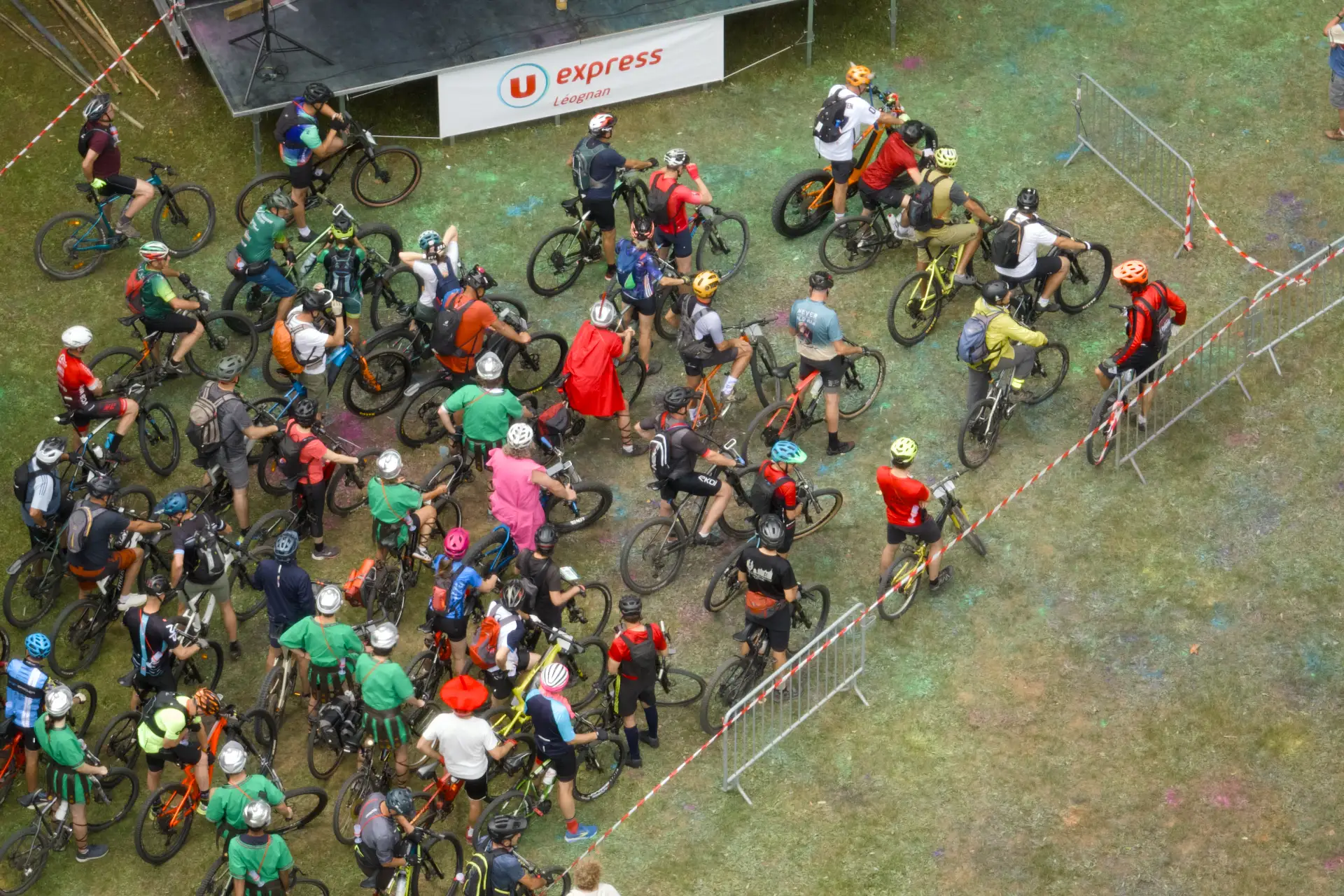 Vue aérienne du départ d’une course de VTT rassemblant plus de 600 coureurs en Gironde