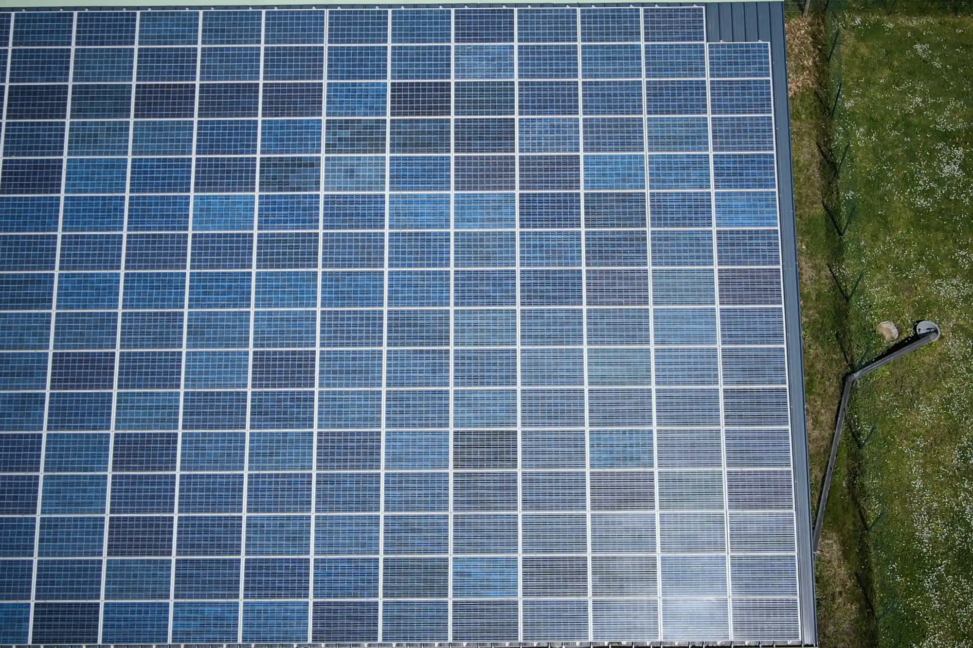 Installation photovoltaïque en vue visible après un épisode de grêle, aucun défaut apparent