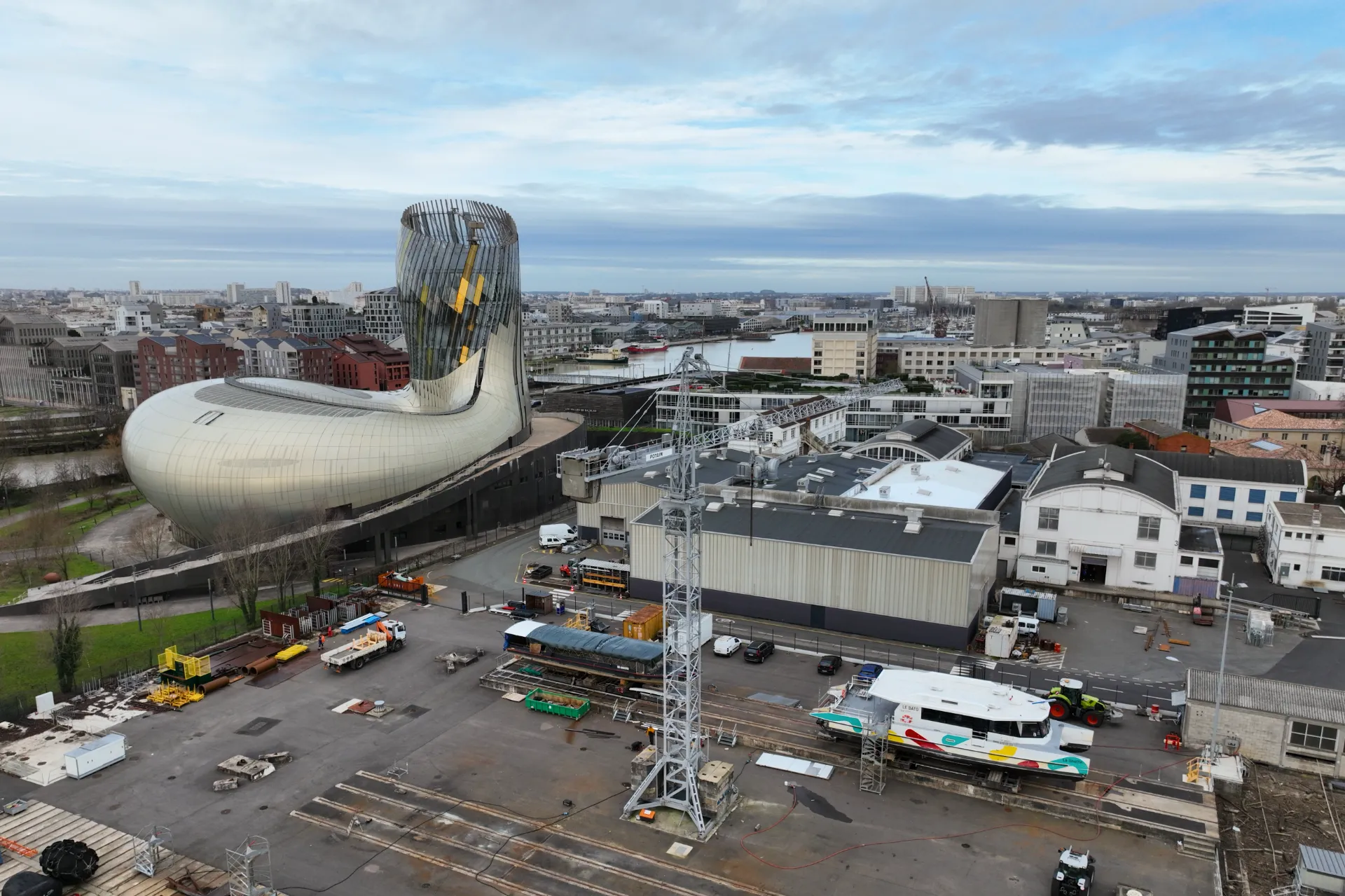 Vue aérienne d’un port maritime en Gironde, avec dispositif de mise à l’eau de péniche