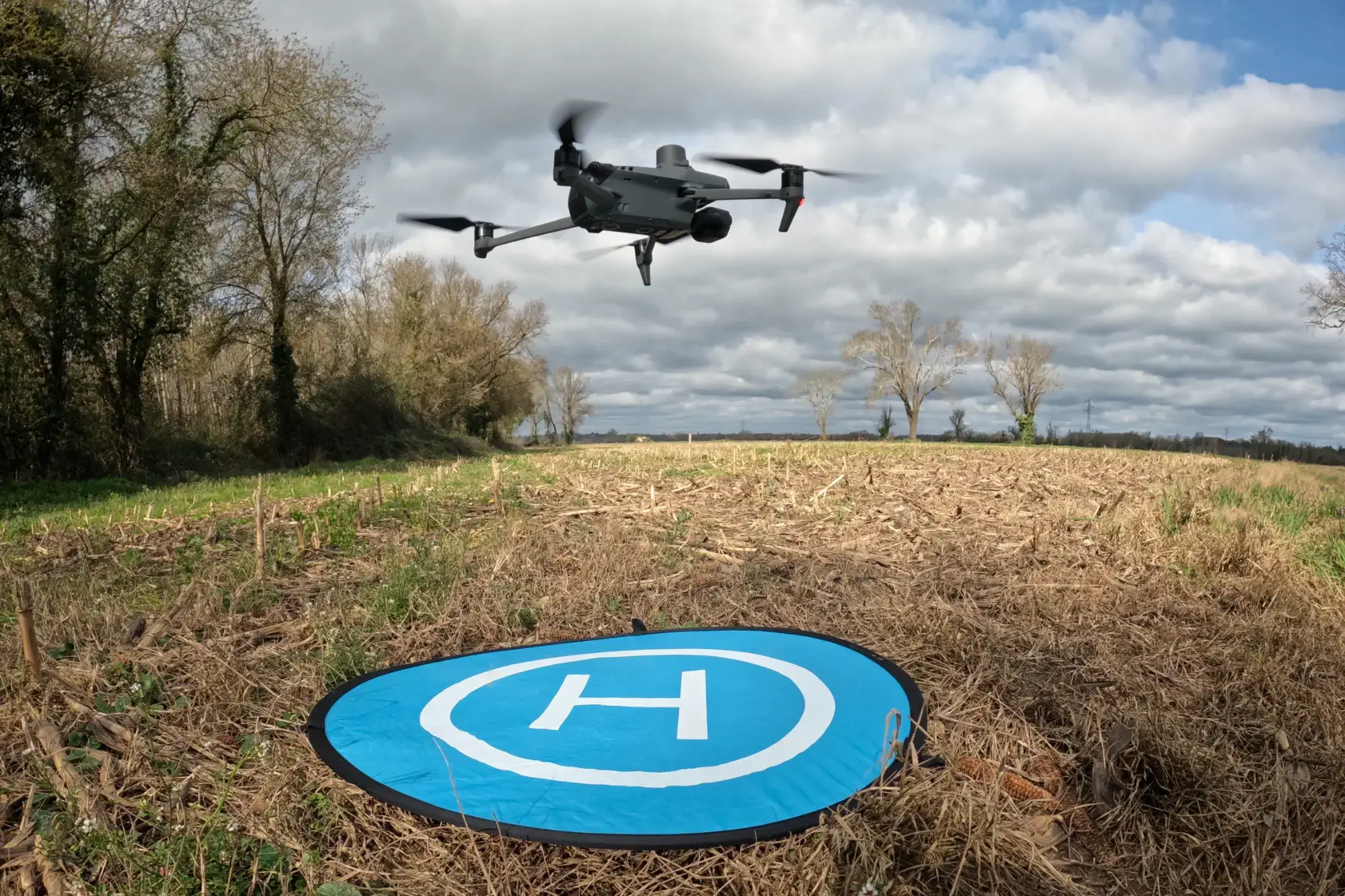 Drone équipé d’un module RTK préparé avant une mission professionnelle en Gironde