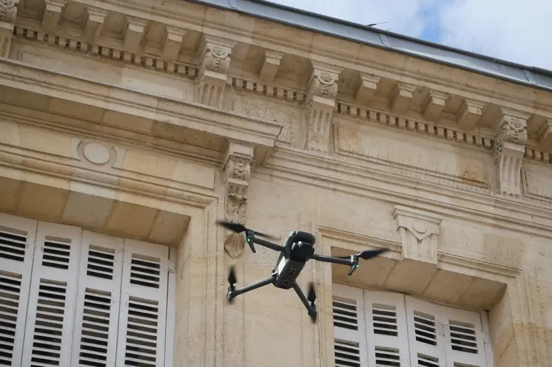 Relevé par drone d’une façade en agglomération urbaine dense, un contexte pouvant dégrader la précision RTK