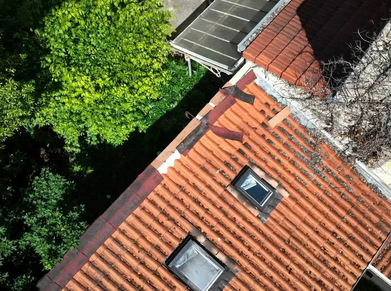 Solin d’étanchéité partiellement arraché en rive de toiture, à proximité de la gouttière, vu par drone