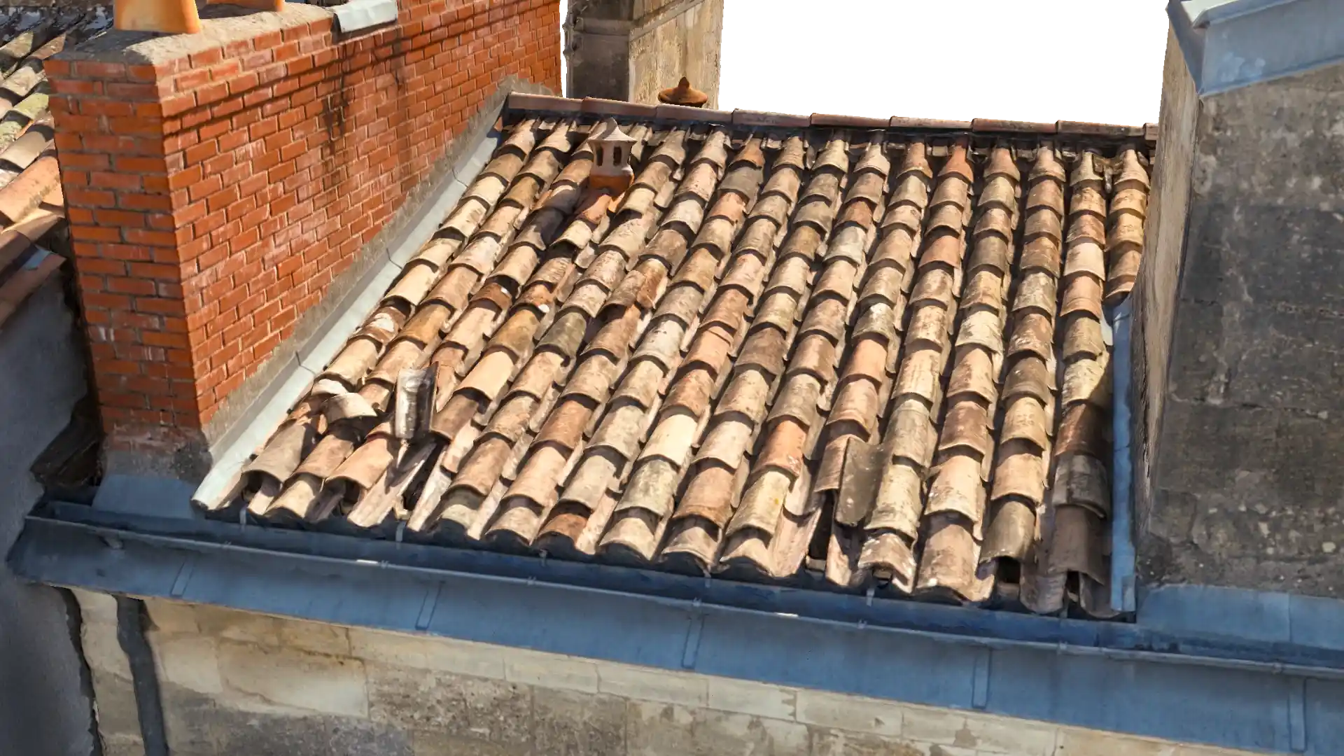 Modélisation 3D très détaillée d’un pan de toiture en tuiles et d’une souche de cheminée en brique à Bordeaux