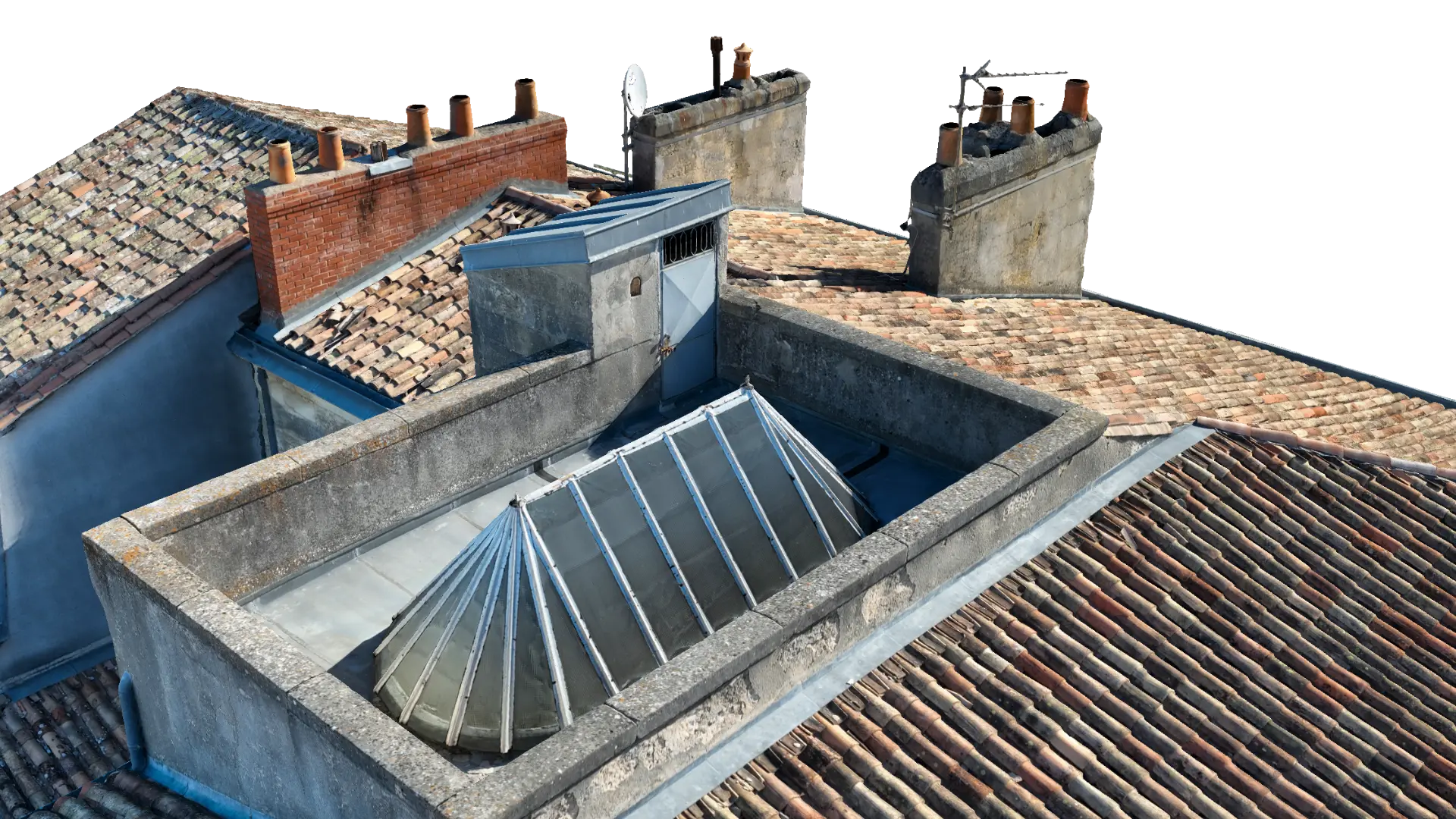 Détail d’une verrière et de souches de cheminées sur une toiture bordelaise, modélisées en 3D par drone