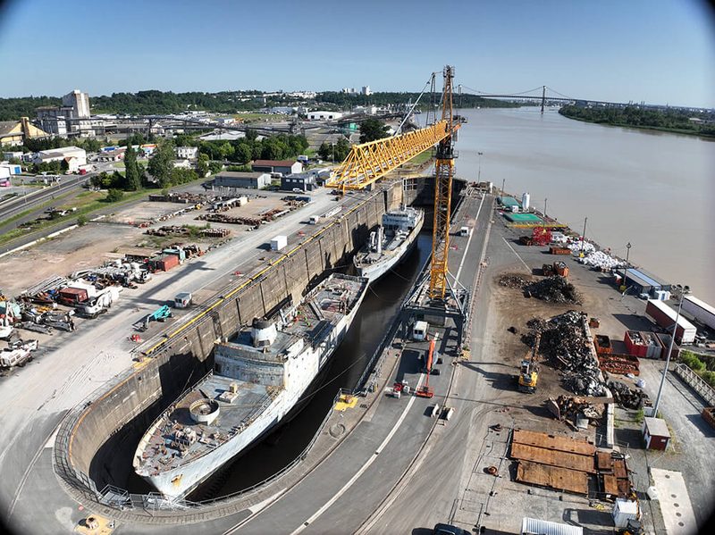 Vue aérienne par drone de deux navires en forme de radoub au Grand Port de Bordeaux