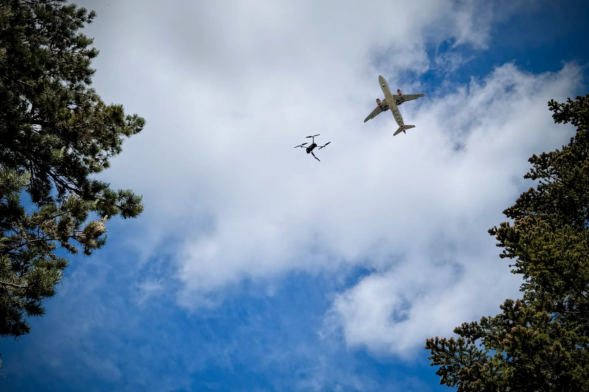 Drone en vol partageant le ciel avec un avion de ligne en approche de l’aéroport de Bordeaux-Mérignac