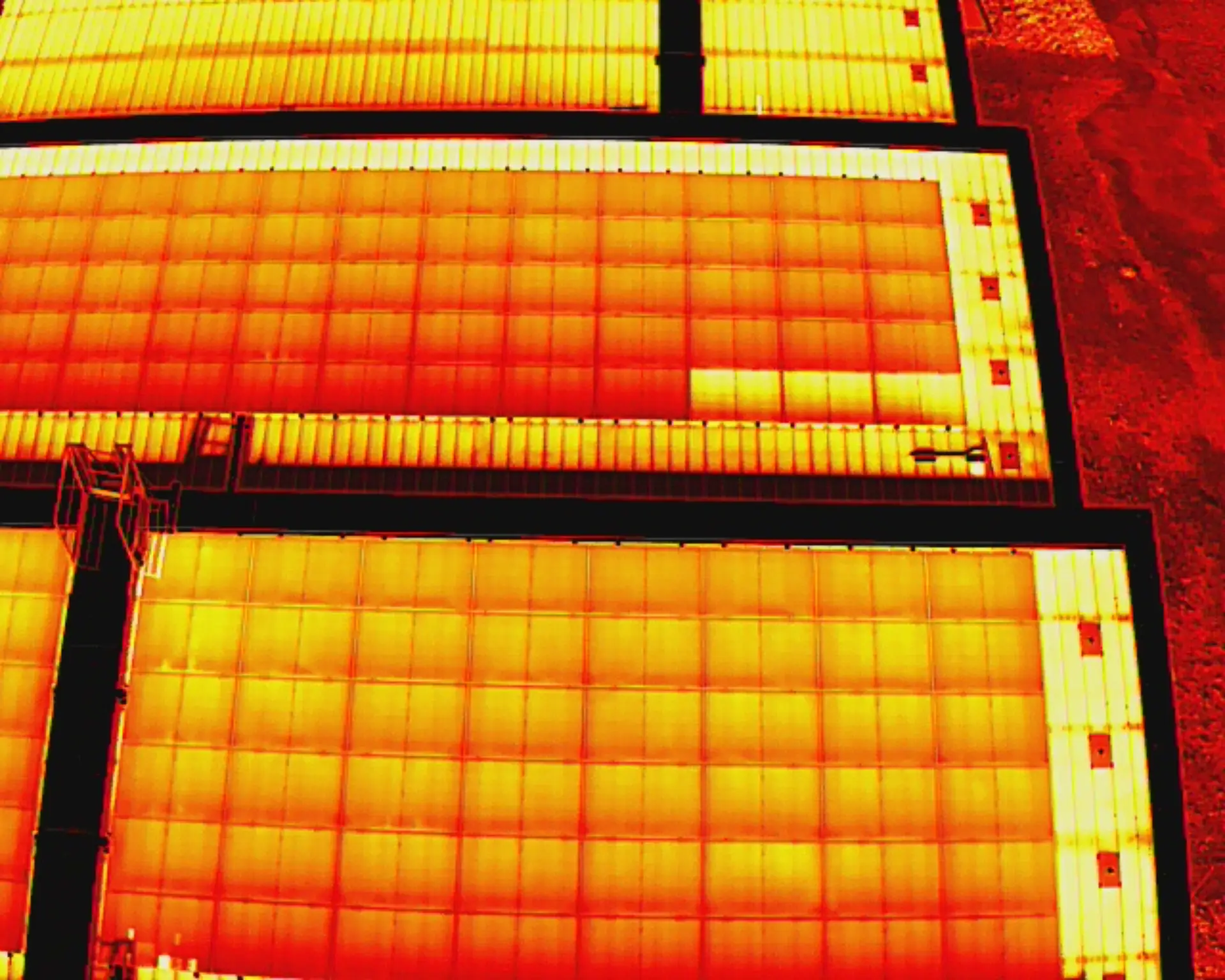 Thermogramme montrant un échauffement homogène d’environ 6 degrés sur trois modules photovoltaïques consécutifs