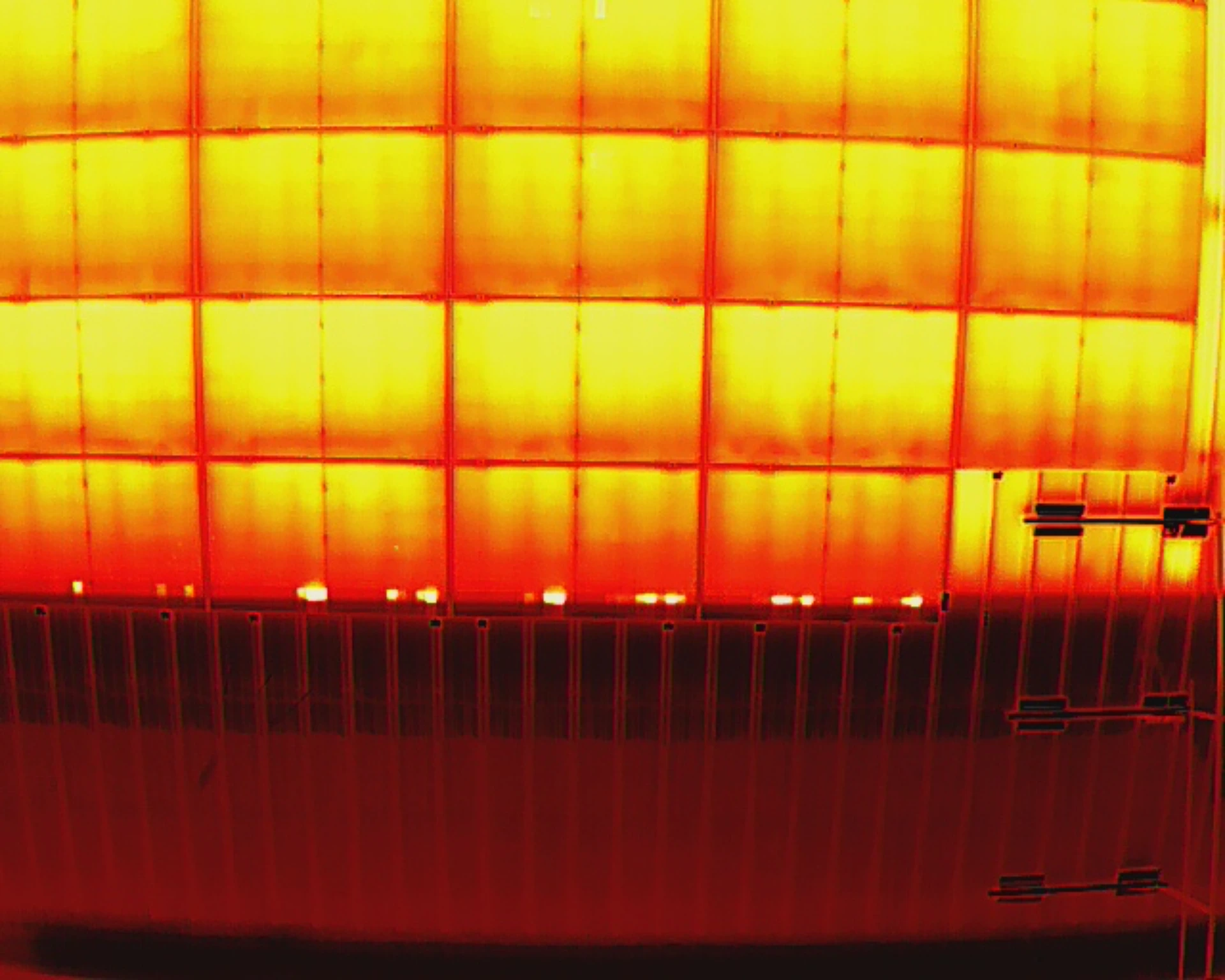 Photo thermique de la même zone montrant l’effet de l’ombre portée du shed sur la température apparente des panneaux