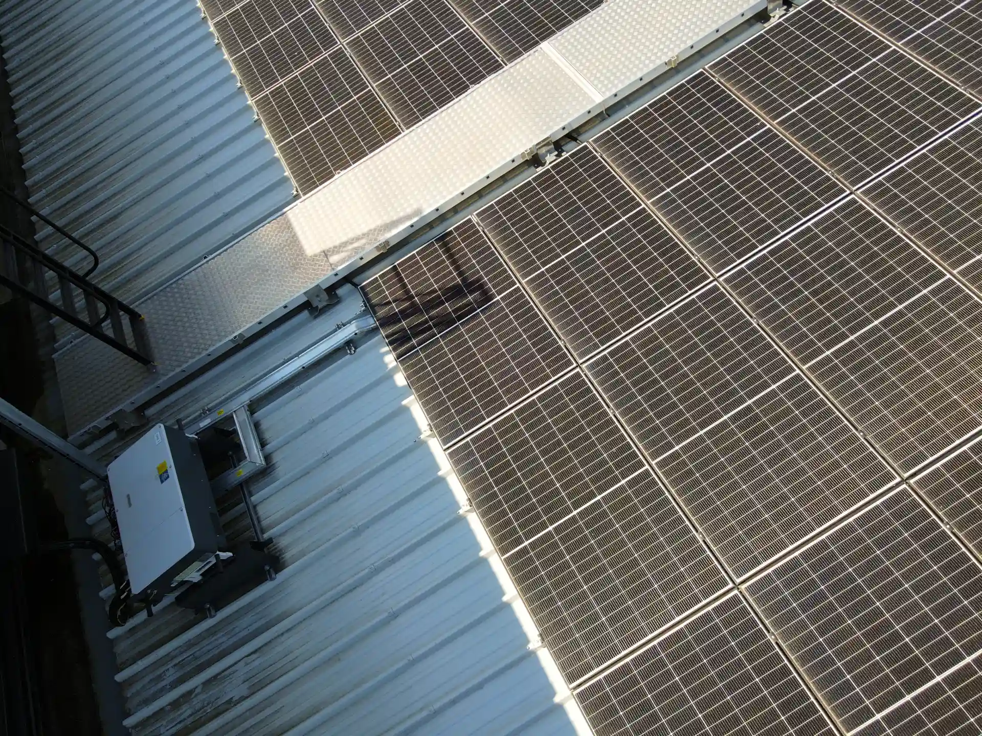 Photo visible de l’ombre portée d’une échelle de sécurité sur des panneaux photovoltaïques