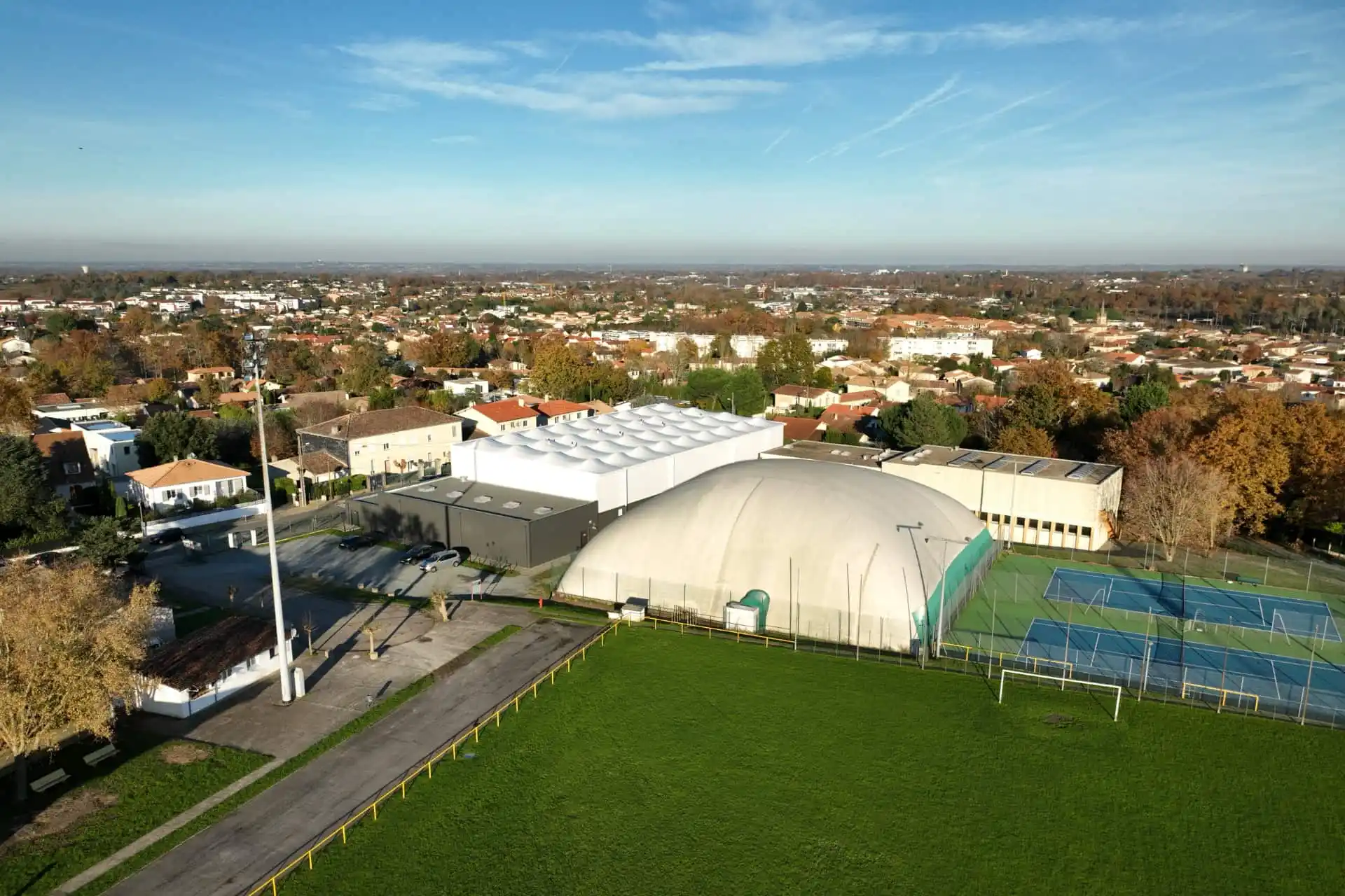 Vue aérienne par drone des courts de tennis municipaux de Carbon-Blanc, futur site d’une couverture photovoltaïque