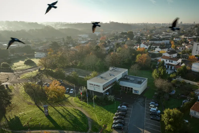 Vue aérienne par drone de l’Hôtel de Ville de Carbon-Blanc au lever du jour