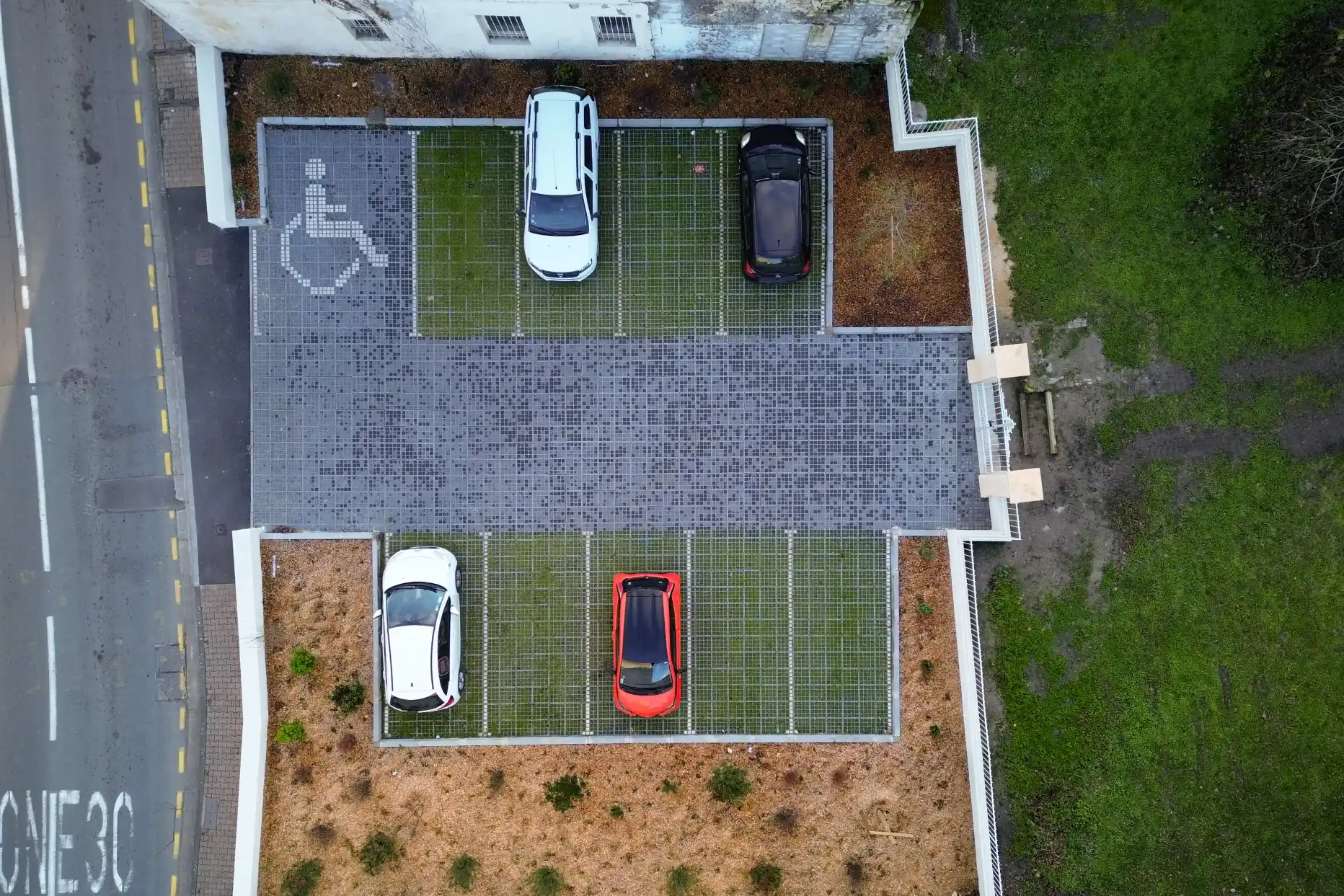 Vue aérienne zénithale par drone d’un parking livré en 2025 en cœur de centre-ville de Carbon-Blanc, à proximité des commerces