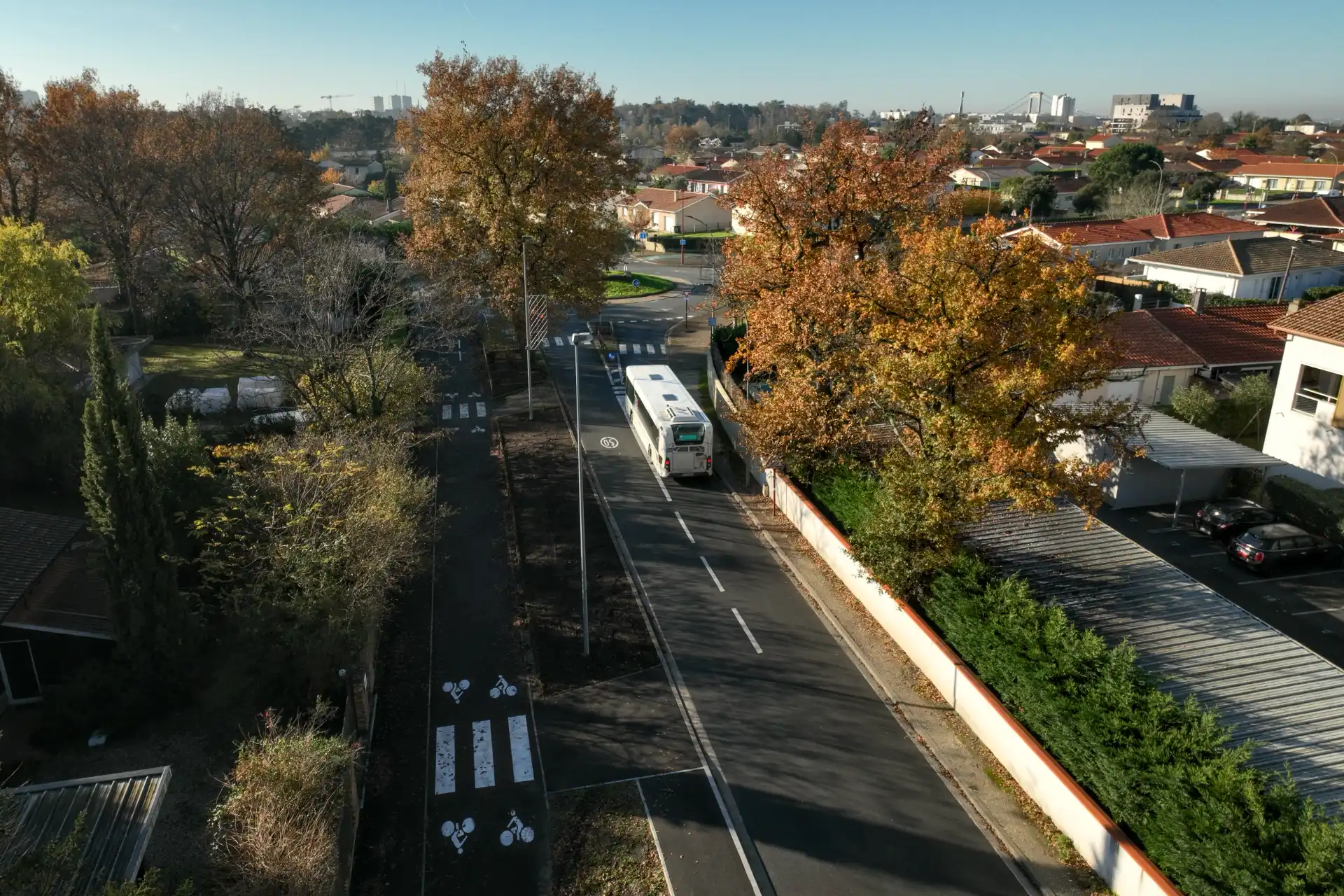 Vue aérienne par drone d’une piste cyclable aménagée en 2024 à Carbon-Blanc, en bordure de route