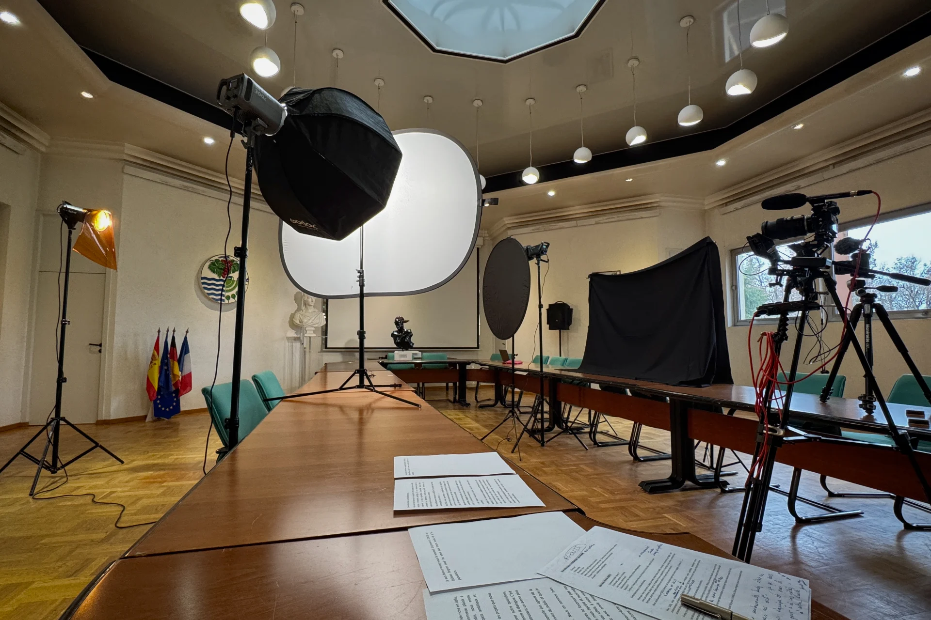 Salle du Conseil Municipal de Carbon-Blanc aménagée en studio de tournage, avec éclairages, réflecteurs, fond noir et caméras sur pied