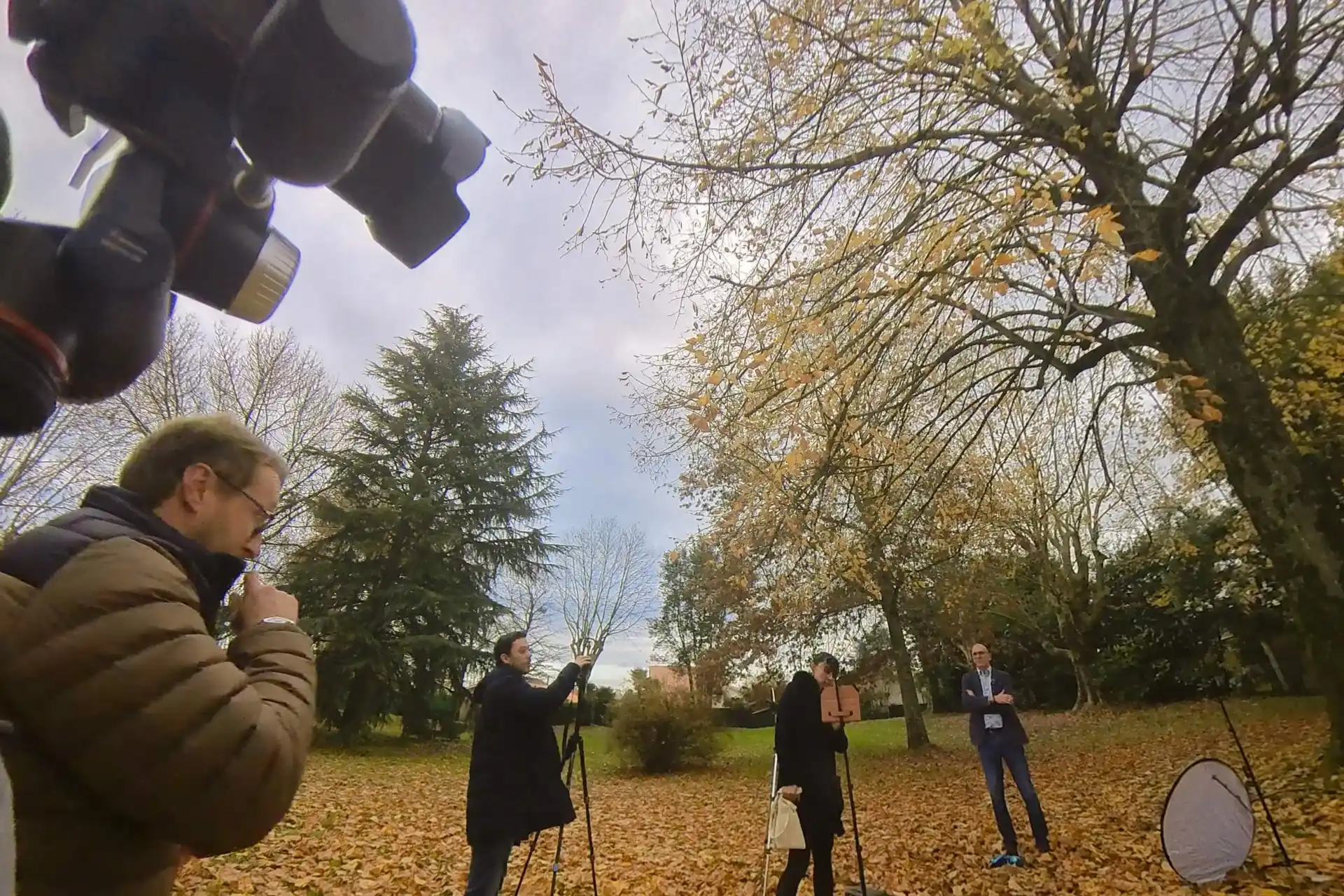 Équipe de Drones Icare en tournage dans un parc, prompteur et réflecteur installés pour la captation de l’allocution du Maire