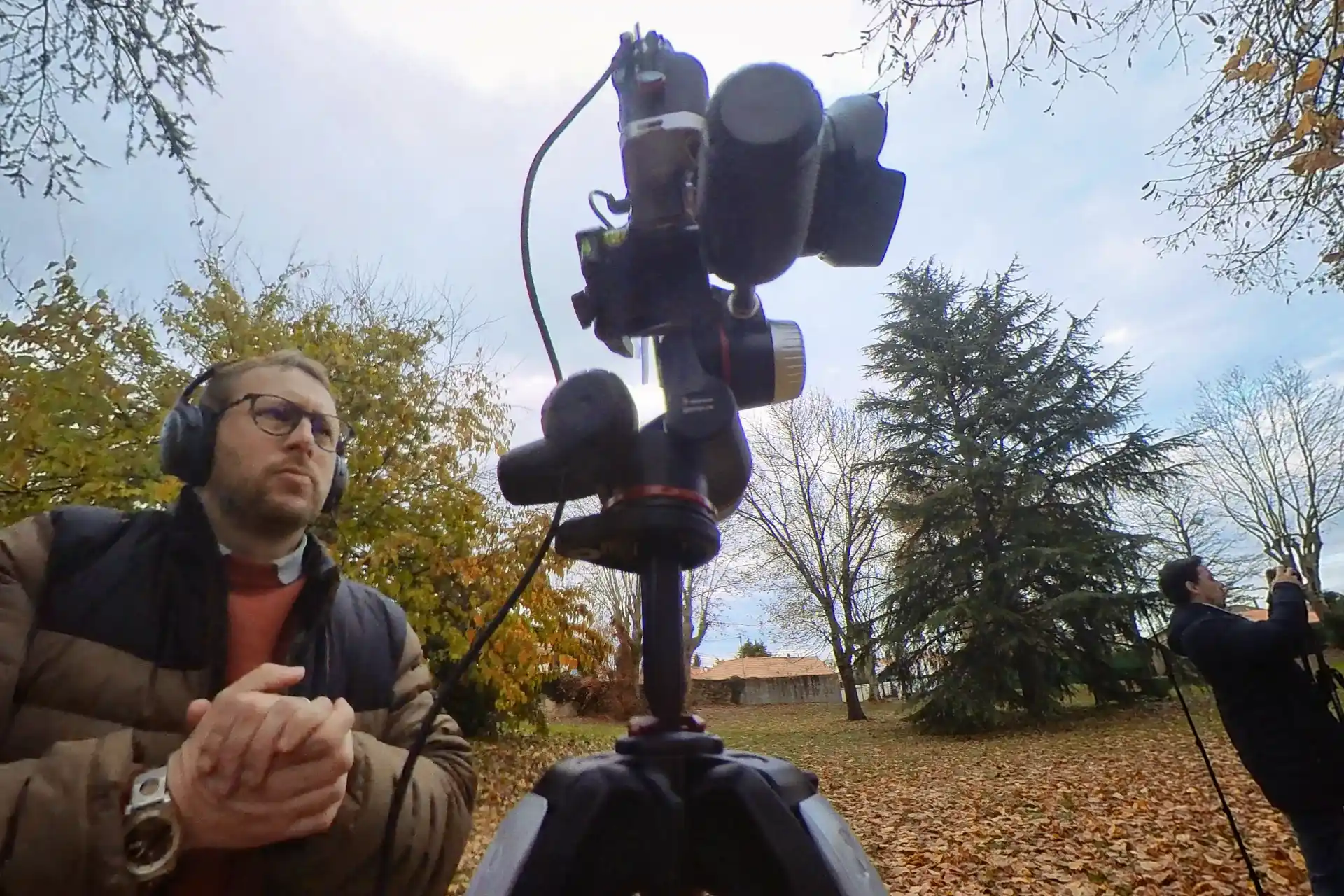 Télépilote de Drones Icare réglant le dispositif son et caméra avant un vol de drone à Carbon-Blanc