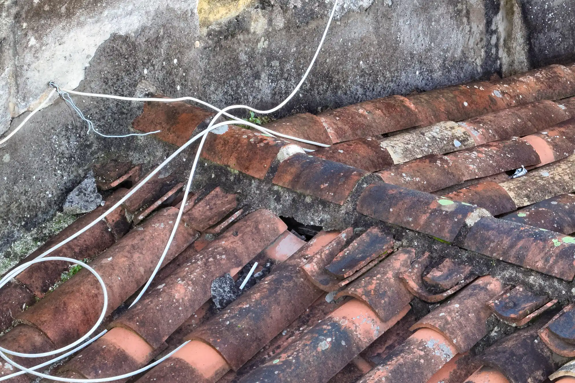 Faîtage dégradé constaté lors d’une inspection de toiture par drone
