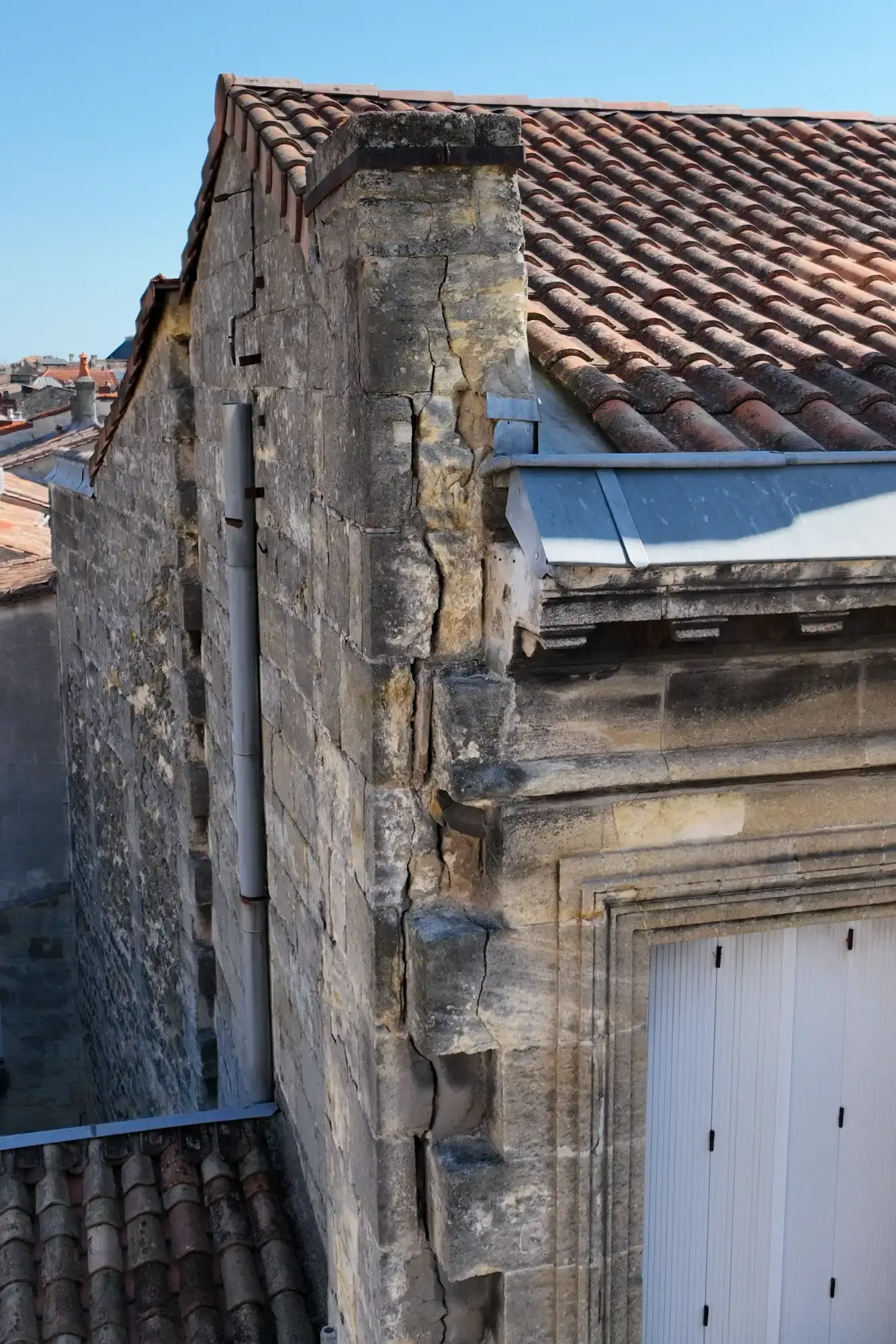 Souche de cheminée lézardée relevée par drone à Bordeaux