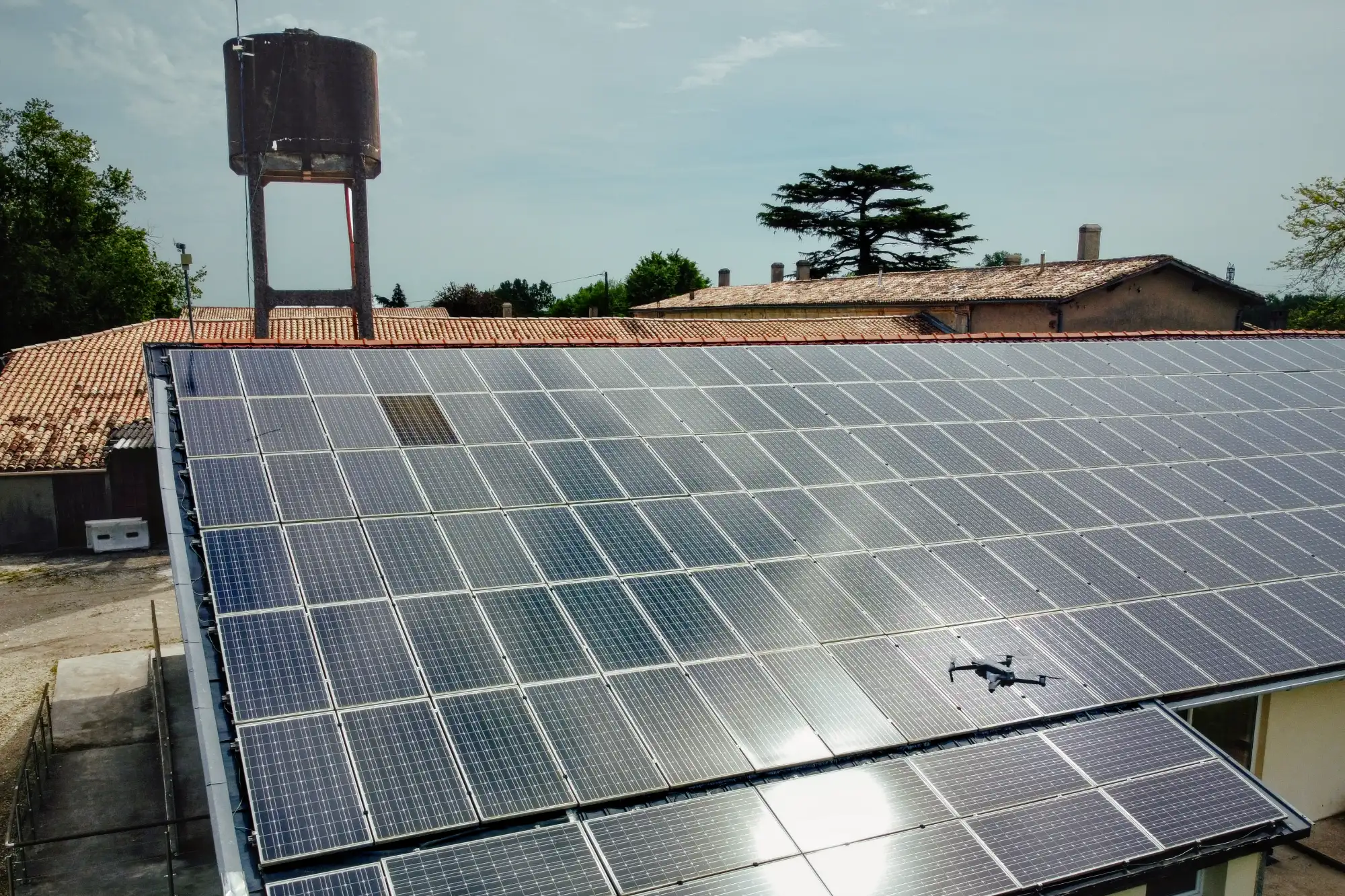 Inspection thermographique par drone d’une installation photovoltaïque sur un chai viticole en Gironde