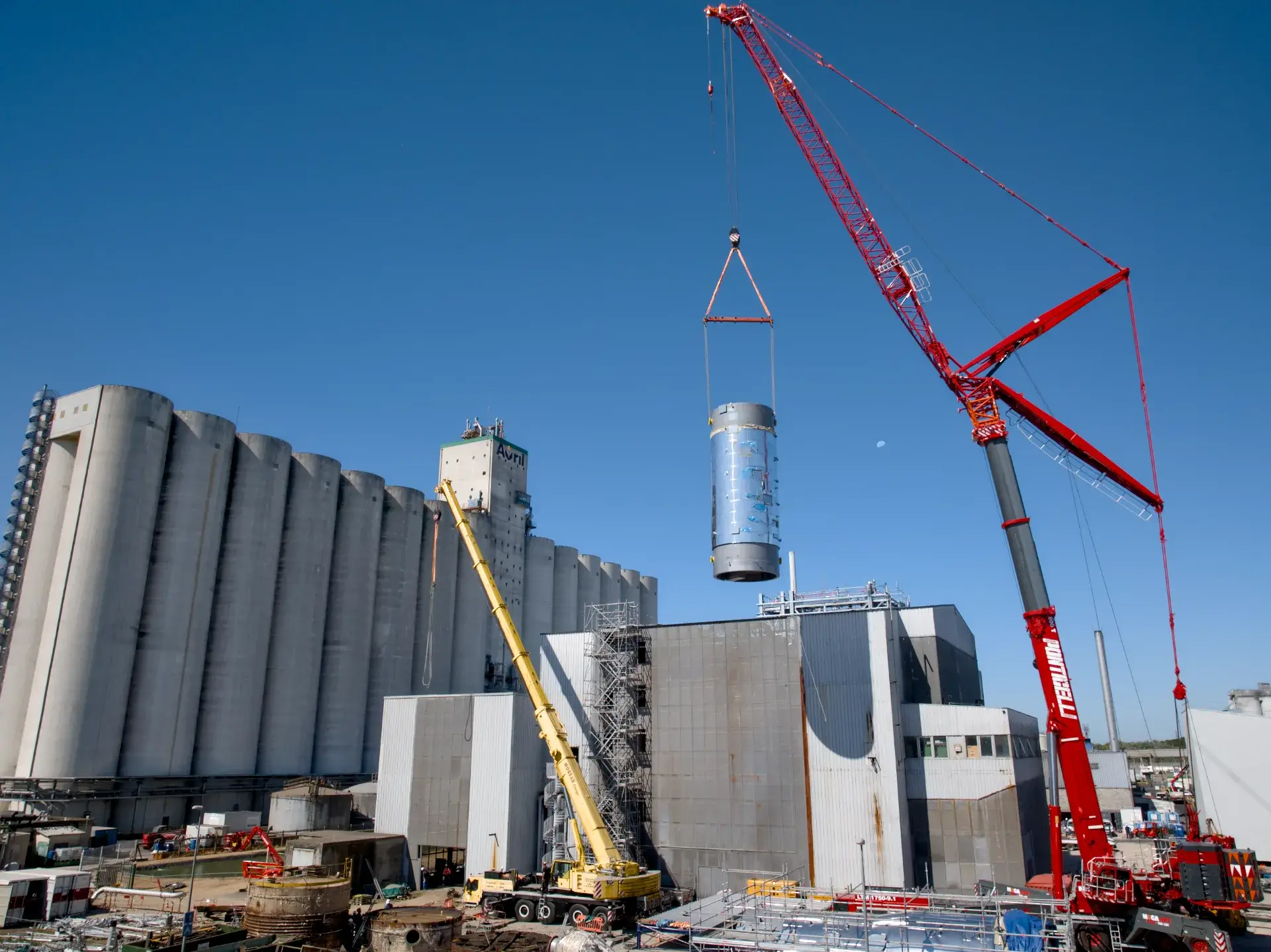 Levage exceptionnel à la grue 800 tonnes sur le site d'un industriel important en Gironde, filmé par drone