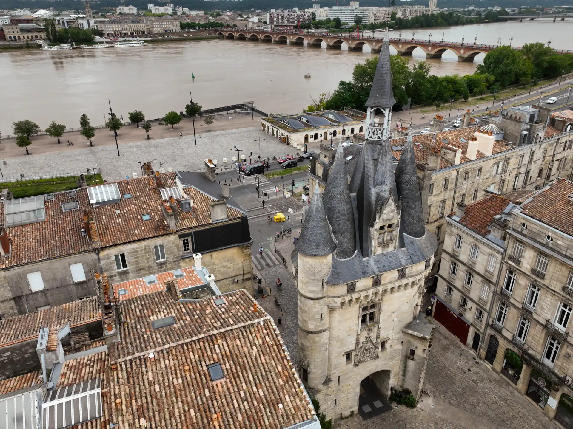 Vue aérienne par drone de la Porte Cailhau et du pont de pierre à Bordeaux