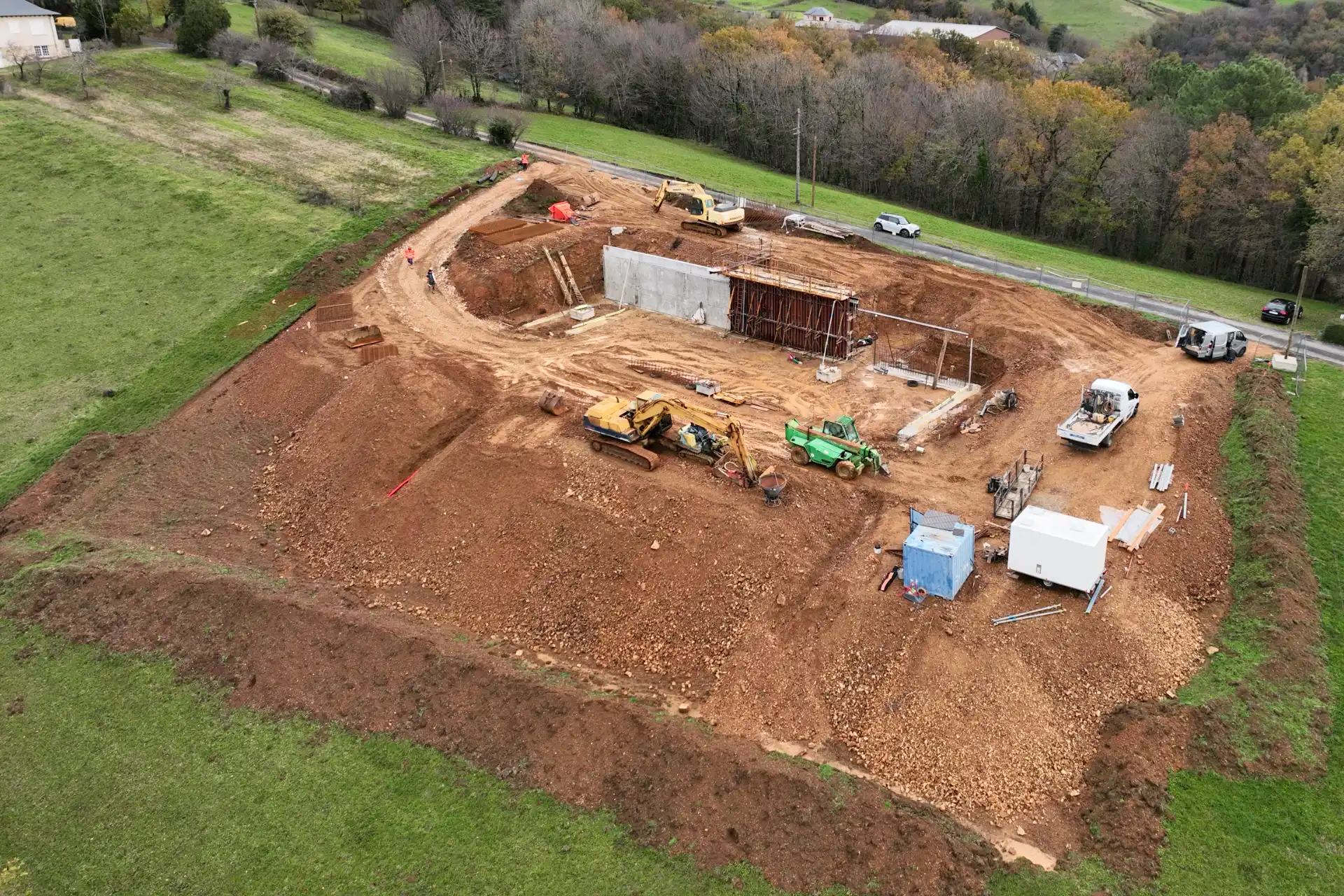 Vue aérienne par drone de la phase de terrassement d’un projet immobilier