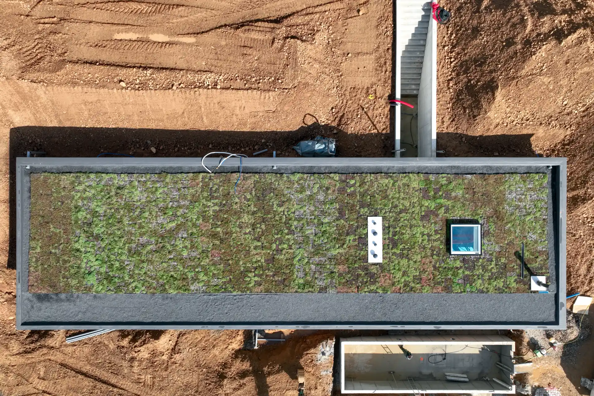 Vue verticale par drone d’une toiture en cours d’achèvement sur un chantier