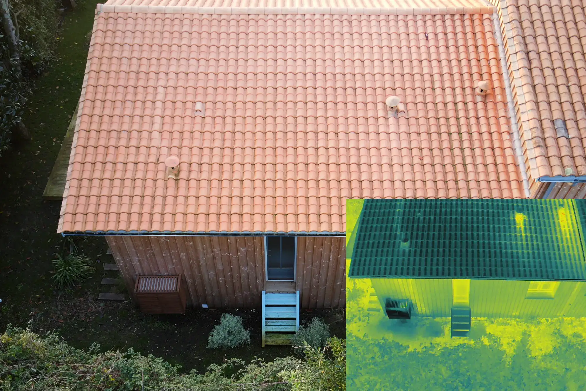 Comparaison visible et thermique d’une toiture montrant des évacuations en toiture apparaissant comme des points chauds