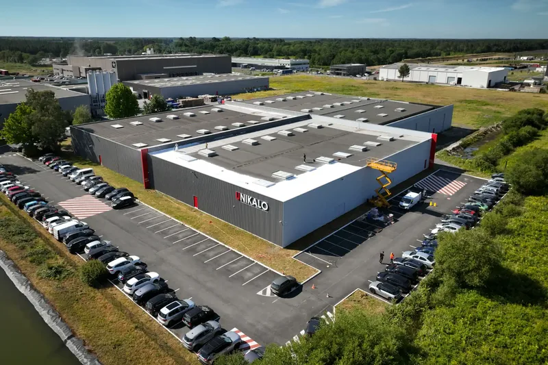 Vue aérienne par drone d’un site industriel en activité en Gironde
