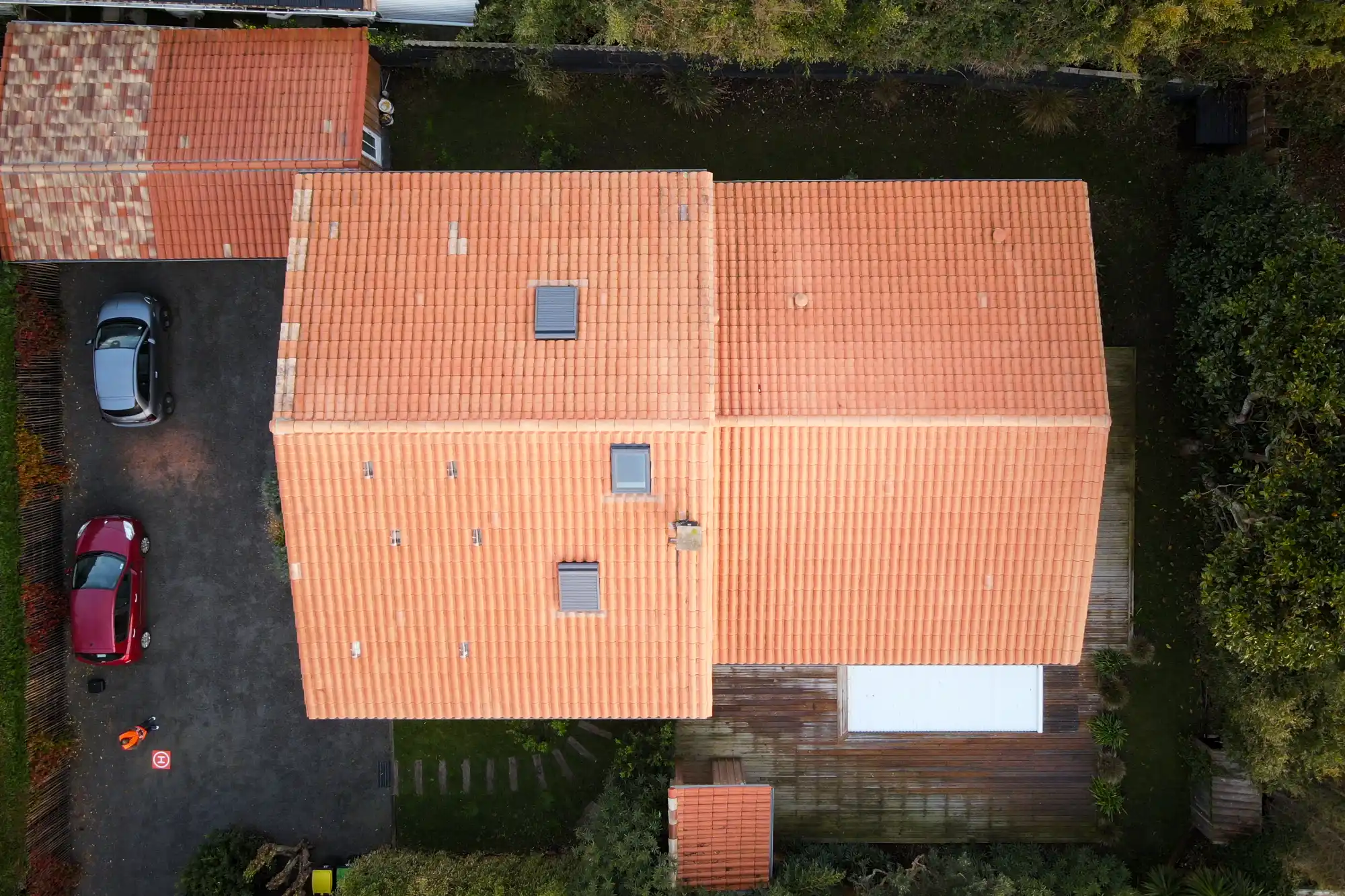 Vue d’ensemble par drone d’une toiture à couverture récente sur le bassin d’Arcachon