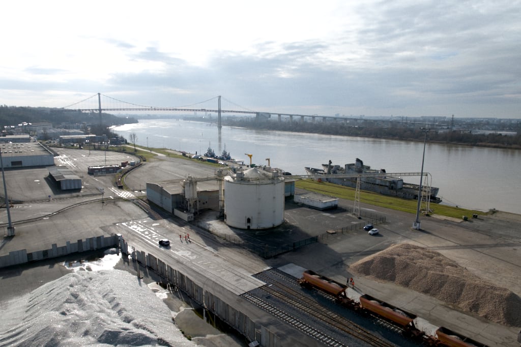 Vue aérienne du pont d’Aquitaine et de la Garonne à Bordeaux avec un train de marchandise sur la nouvelle plateforme ferroviaire