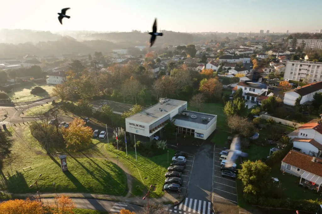 Vue aérienne par drone d’un bâtiment institutionnel et de son environnement