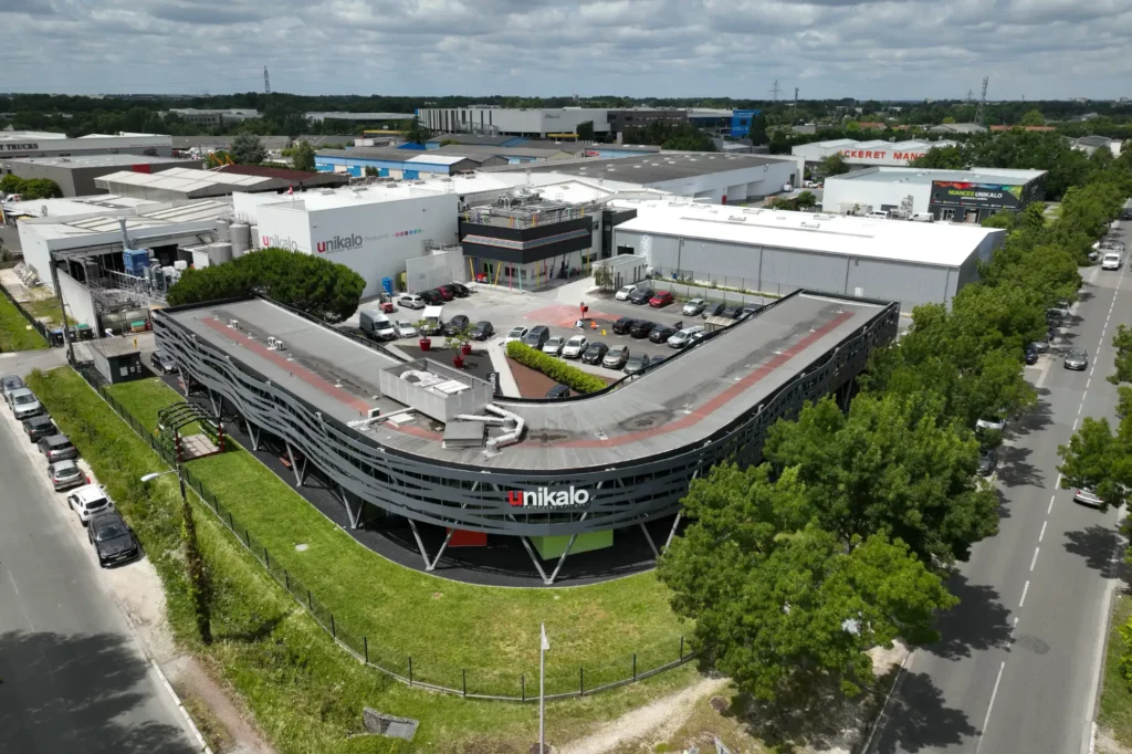 Vue aérienne par drone d’un site industriel d’un fabricant de peinture en Gironde