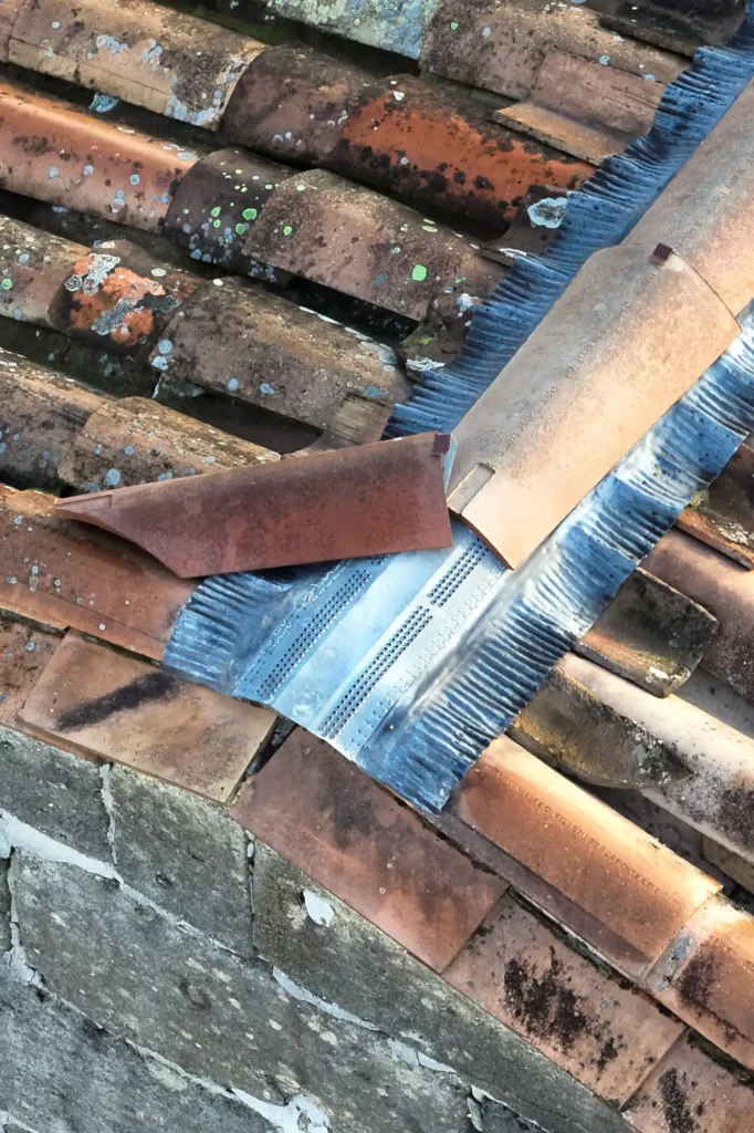 Faîtage de toiture décroché observé lors d’une inspection technique par drone