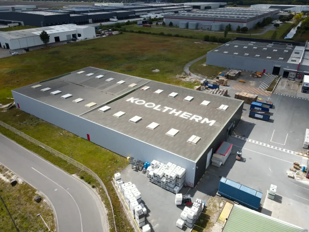 Vue aérienne par drone d’une usine de fabrication de peinture en Gironde