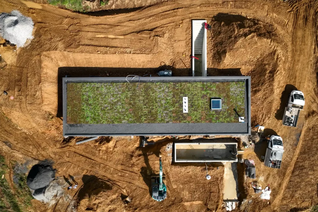 Vue aérienne verticale par drone d’un chantier avec toiture végétalisée