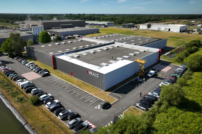 Vue aérienne par drone d’un site industriel en activité