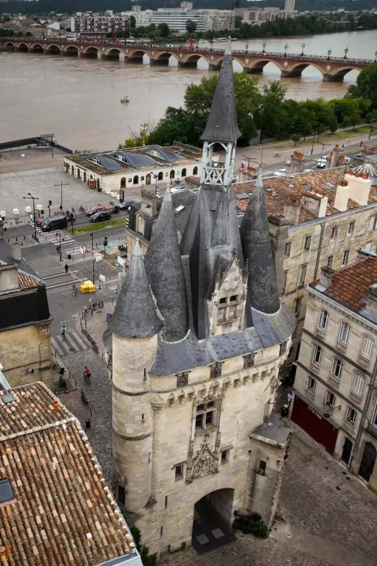 Inspection par drone d’un bâtiment ancien en centre-ville de Bordeaux dans un environnement urbain dense