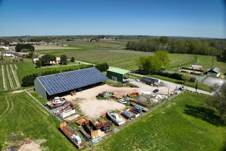 Vue aérienne d’une halle agricole équipée de panneaux photovoltaïques inspectés par drone après un épisode de grêle