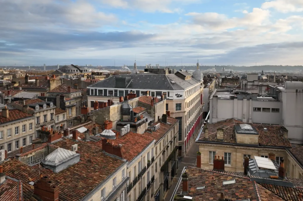Vue aérienne des toitures du centre-ville de Bordeaux lors d’une inspection par drone professionnel