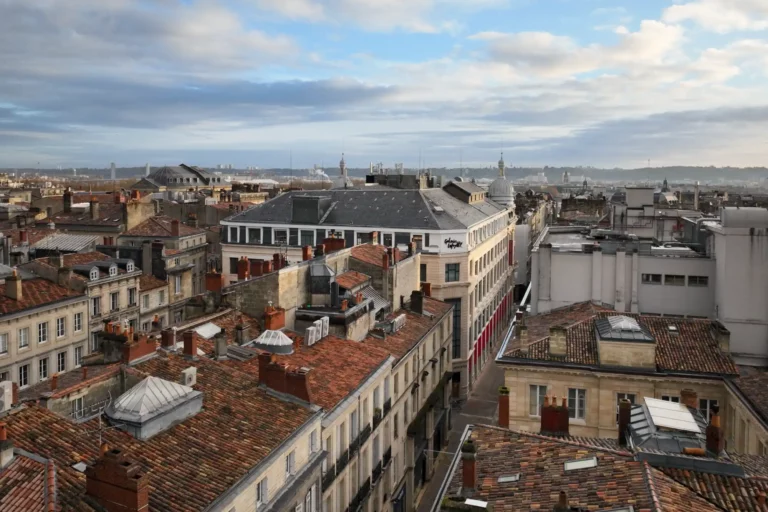 Vue aérienne des toitures du centre-ville de Bordeaux lors d’une inspection par drone professionnel