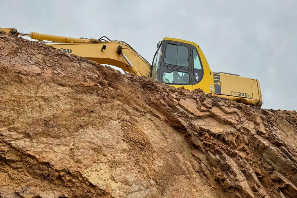 Pelle mécanique en phase de terrassement sur un chantier immobilier documenté par drone
