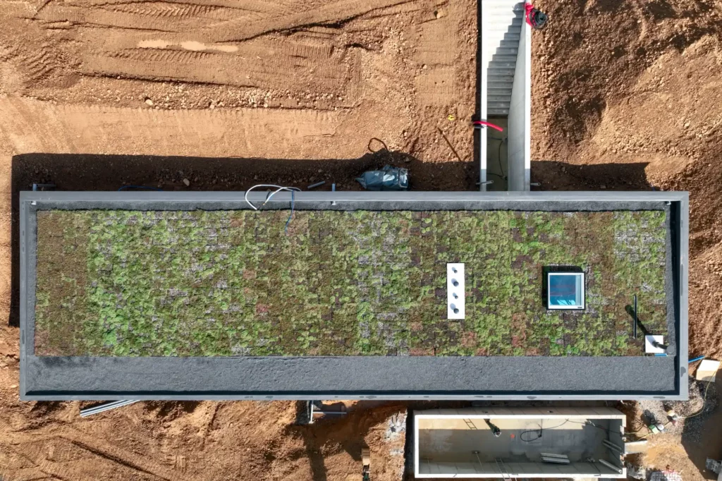 Vue verticale par drone d’une toiture en cours de réalisation