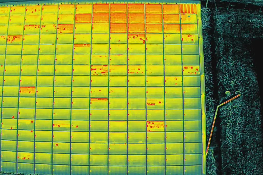 Image thermique de panneaux photovoltaïques présentant de nombreux hotspots et un string en échauffement après un épisode de grêle